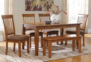 Mesa de comedor rectangular Berringer con 4 sillas y banco