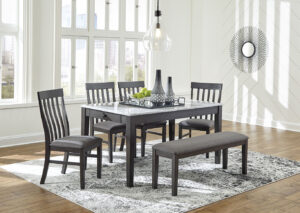 Juego de Comedor Luvoni de Ashley con 4 Sillas y 1 Banco