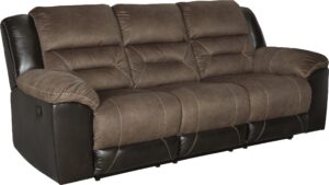 Sofá reclinable Earhart Chestnut de tres plazas Ashley - Imagen 5